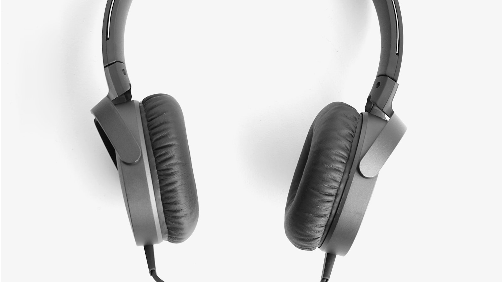 Desktop headphone amplifier with volume dial